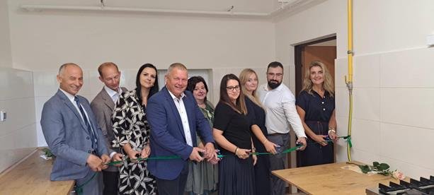 Nowa kuchnia i podłoga na wejściu do szkoły.