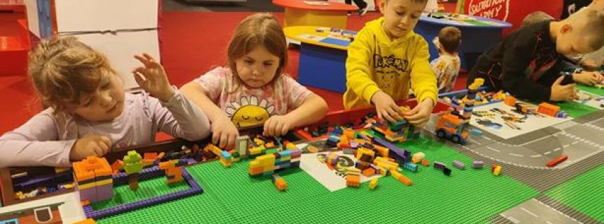  wycieczka 5 i 6 - latków na Stadion Narodowy, na Wystawę Klocków LEGO.