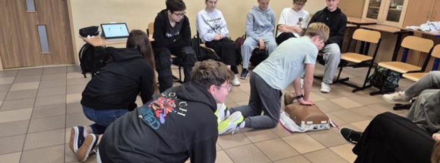 Uczniowie klasy 8 uczestniczyli w zajęciach z pierwszej pomocy.