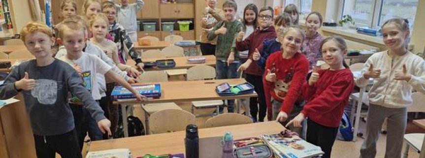 Nowe stoliki i ławki dla dzieci z klasy II.